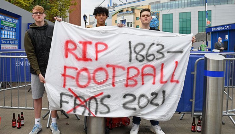 Aficionados protestaron en Inglaterra por el proyecto de los doce grandes. 