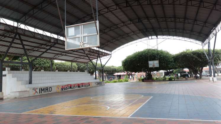 Los más jóvenes del barrio se encargan de hacer jornadas de limpieza a los escenarios deportivos. 