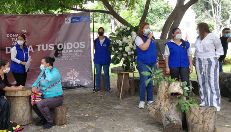 Como parte de la conmemoración del Día Nacional de la Memoria y Solidaridad con las Víctimas del Conflicto, el acto central se organizó en el parque Colón de Cúcuta, con participación de representantes de la Mesa de Participación de Víctimas y del sector privado que se vincularon con la campaña ‘Dona tu voz, dona tus oídos’. / Foto: José Luis Daza