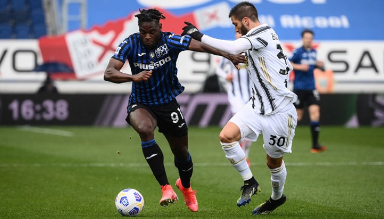 El delantero colombiano del Atalanta Duván Zapata (izquierda) desafía al centrocampista uruguayo de la Juventus Rodrigo Bentancur durante el partido de fútbol de la Serie A. / Foto: AFP