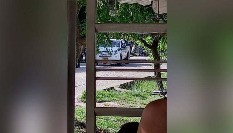 Al lugar del hecho arribaron más policías, para asistir a sus compañeros, evaluar si alguna vivienda del sector resultó afectada y comenzar las investigaciones. / Foto: Cortesía