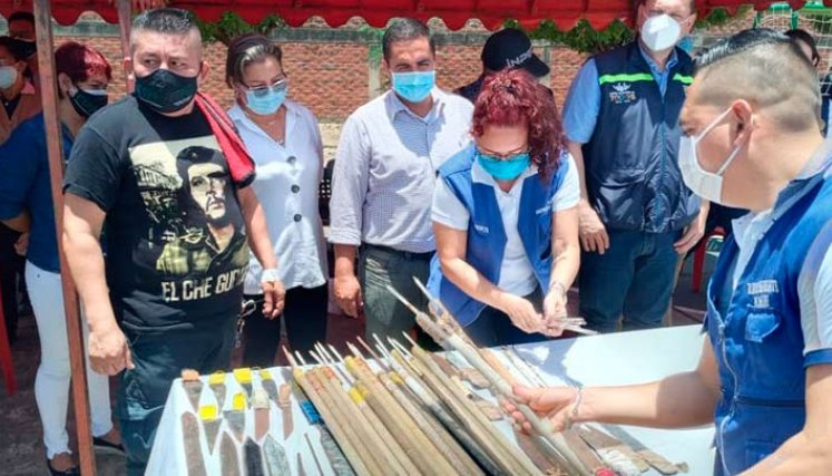 Los internos de la Modelo entregaron ayer más de 500 armas artesanales./Foto Cortesía