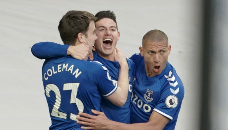 El centrocampista colombiano del Everton, James Rodríguez, celebra tras anotar durante el partido de fútbol de la Premier League inglesa ante el Crystal Palace en Goodison Park en Liverpool. / Foto: AFP