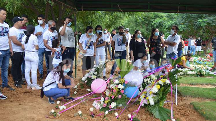 Los amigos y familiares despidieron a la mamá y a sus hijos en el cementerio La Paz, ubicado a un costado de la vía a El Zulia.