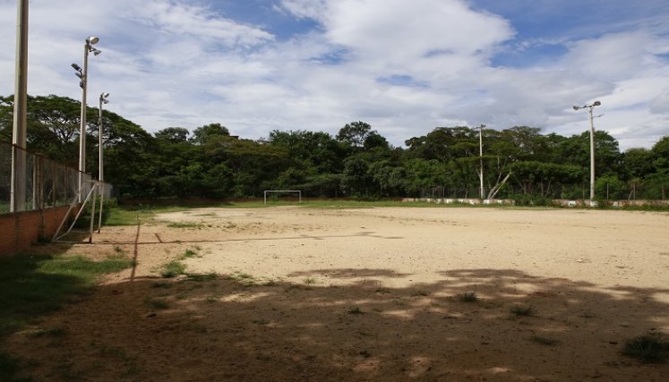 La comunidad espera el mantenimiento de la cancha de tierra. / Foto Juan Pablo Cohen / La Opinión.