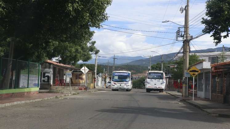 Las empresas de transporte ayudaron a visibilizar el barrio, gracias a un paradero instalado hace varios años atrás / Foto Juan Pablo Cohen / La Opinión.