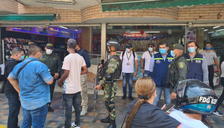 Las autoridades también desarrollaron controles en los establecimientos de venta de celulares y cerraron uno de estos por no tener la documentación al día.