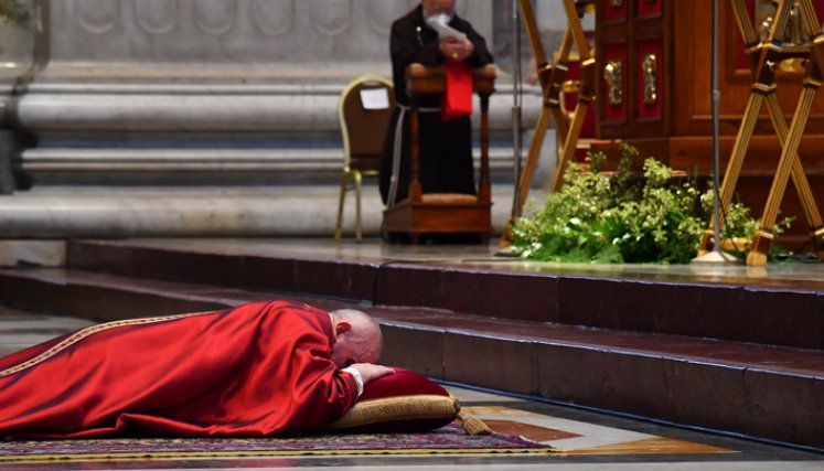 El papa Francisco oró unos minutos por la Pasión de Cristo. / Foto AFP