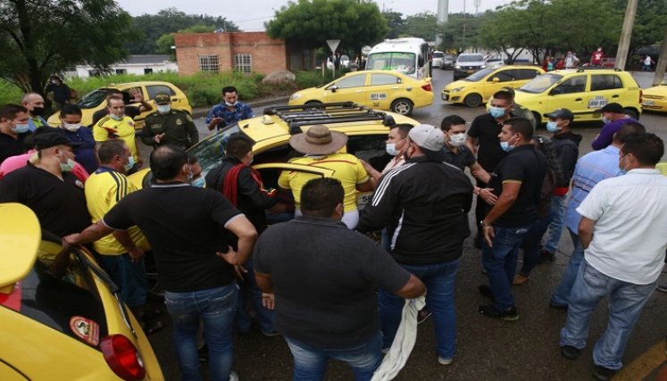 Los taxistas piden a sus compañeros que se unan al paro de manera pacífica./Foto: Juan Pablo Cohen