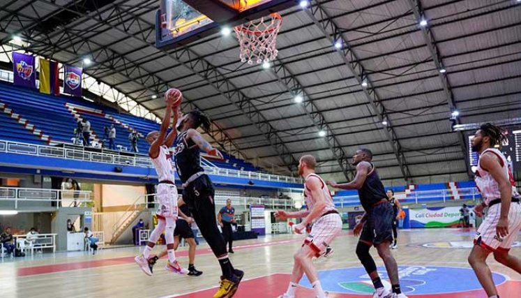 Una nueva victoria logró en la Liga de baloncesto al derrotar a Sabios