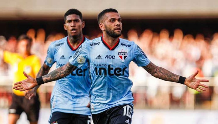 Dani Alves zaguero del Sao Paulo de Brasil
