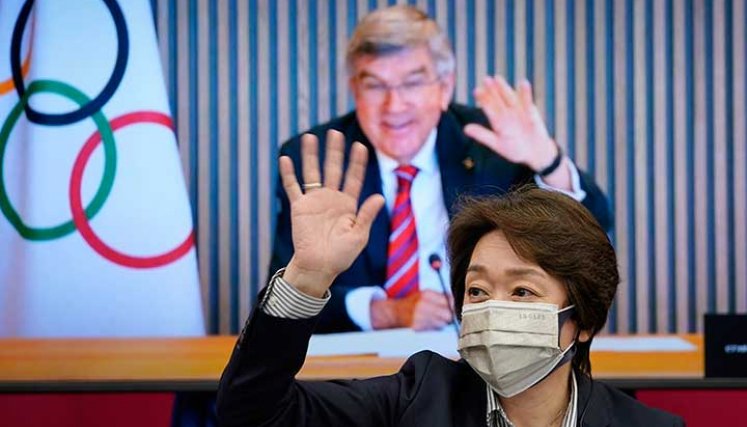 El presidente del Comité Olímpico Internacional Thomas Bach (atrás)