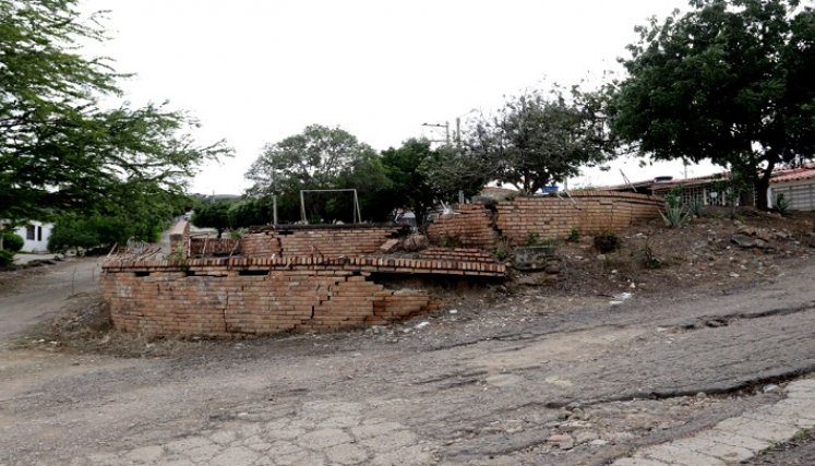 El parque principal del barrio se desmorona desde la construcción./Fotógrafo: Alfredo Estevez/ La Opinión