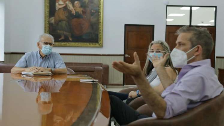 El alcalde Jairo Yáñez, junto a la secretaria de Educación Jessica Ramírez, recibieron al embajador de Canadá en Colombia, Marcel Lebleu, y a la primera secretaria, Claire Devrie./ Cortesía/ La Opinión 