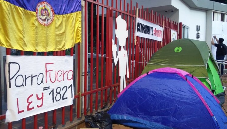 Estudiantes en la entrada de la UFPS.
