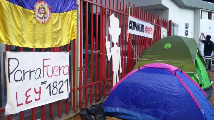 Estudiantes en la entrada de la UFPS.