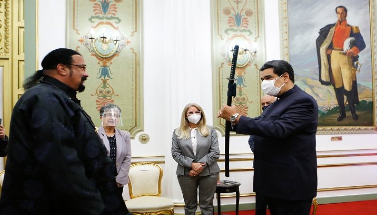  El actor Steven Seagal regala un sable samurái a Maduro