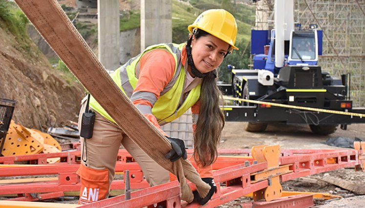 Mairena de los Reyes se desempeña como operadora de torre-grúa desde hace 6 años. Es una de las siete mujeres que ejercen esta labor en Colombia.