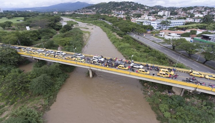 En el puente Francisco de Paula Andrade Troconis, los taxistas recibieron apoyo de los motociclistas. / Juan Pablo Cohen/ La Opinión 