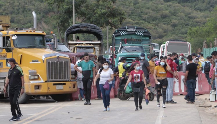 Las personas tuvieron que caminar ante el cierre de las vías 