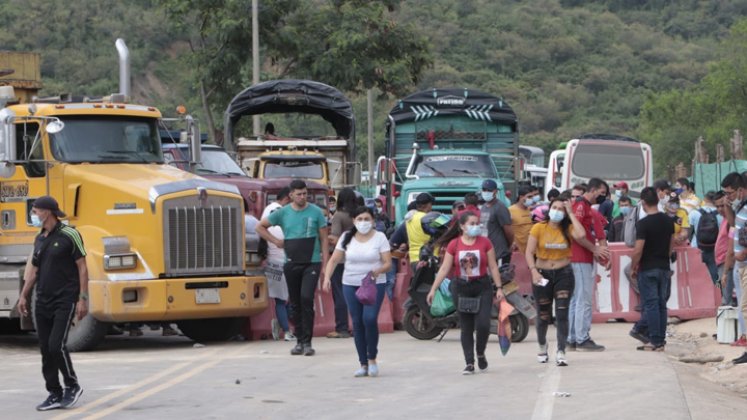 Las personas tuvieron que caminar ante el cierre de las vías 