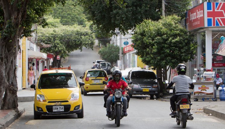 Habitantes manifiestan que las calles son muy angostas y los autos se parquean en ellas.
