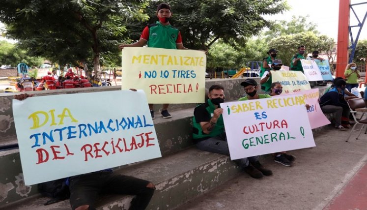 la ‘madera plástica’ que permitirá la construcción de casas de interés social con materiales reciclados provenientes botellas, bolsas y tapas. /La Opinión.
