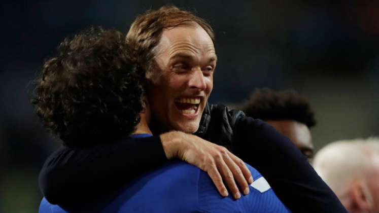 El entrenador alemán del Chelsea, Thomas Tuchel (centro), celebra después de que su equipo ganara la final de la Liga de Campeones de la UEFA contra el Manchester City, en el estadio Dragao de Oporto. / Foto: AFP