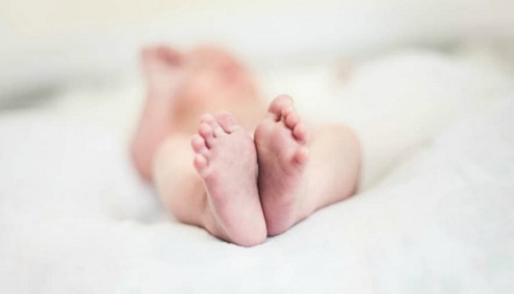 El bebé, de 23 meses, fue agredido con un palo de escoba.