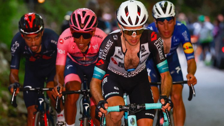 (De izquierda a derecha) El ciclista colombiano del Team Ineos Daniel Martinez, su compañero de equipo y paisano Egan Bernal; el pedalista del Team BikeExchange de Gran Bretaña Simon Yates y el integrante del Team Deceuninck de Portugal Joao Almeida. / Foto: AFP