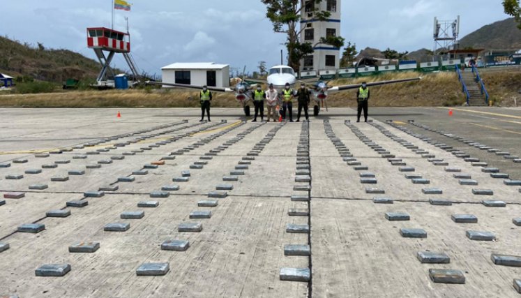 Captura de los tripulantes de la aeronave N722KR, serie LJ-1065, que transportaba casi una tonelada de cocaína a la isla de Providencia. / Foto: Agencia de Periodismo Investigativo