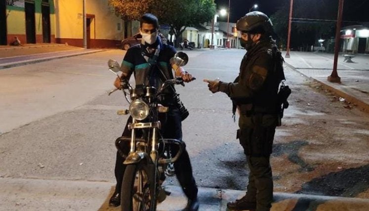 Uniformados de la Substación de Policía desarrollaron actividades de plan candado, intensificando las requisas a personas y vehículos con el fin de dar con la ubicación de los delincuentes en caso de que intentaran trasladarse hacia las veredas aledañas. / Foto: Policía