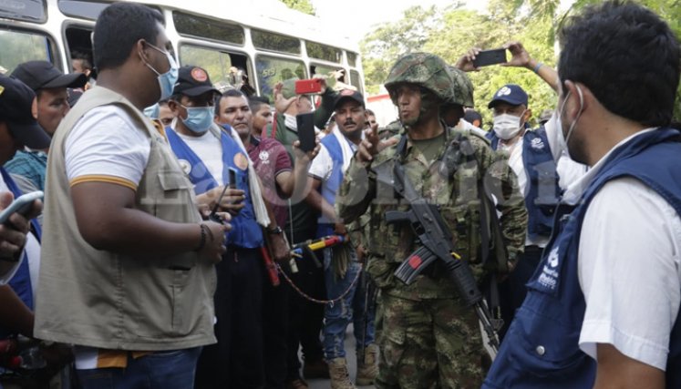 Los soldados permanecieron resguardados por la guardia campesina, mientras arribaron funcionarios de la Defensoría del Pueblo. / Foto: Alfredo Estévez