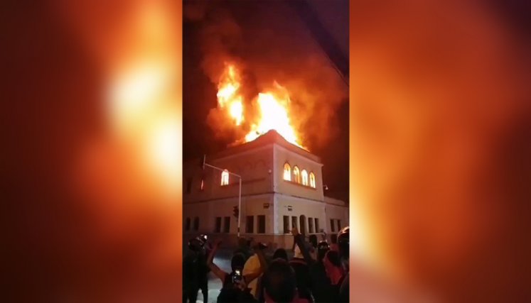 Tuluá vivió una jornada de disturbios y actos vandálicos, en medio de la cual fue incendiado el Palacio de Justicia y fueron atacados locales comerciales, entidades bancarias y otros edificios gubernamentales. / Foto: Captura de video