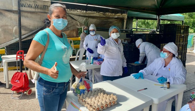 En el puente internacional Simón Bolívar las mamás venezolanas recibieron el PAE para sus hijos de parte de la Secretaría de Educación de Cúcuta. / Foto: Cortesía