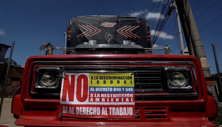 En distintos vías de la capital del país se presentan bloqueos por parta del los transportadores para protestar en contra del decreto 840 y 846. (Colprensa - Diego Pineda)