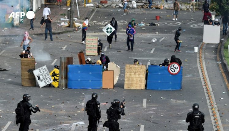 Van 43 muertos y más de dos millares de heridos, según la Fiscalía y el ministerio de Defensa. En 17 de los casos el ente investigador ha establecido un nexo directo con las manifestaciones. / Foto: AFP