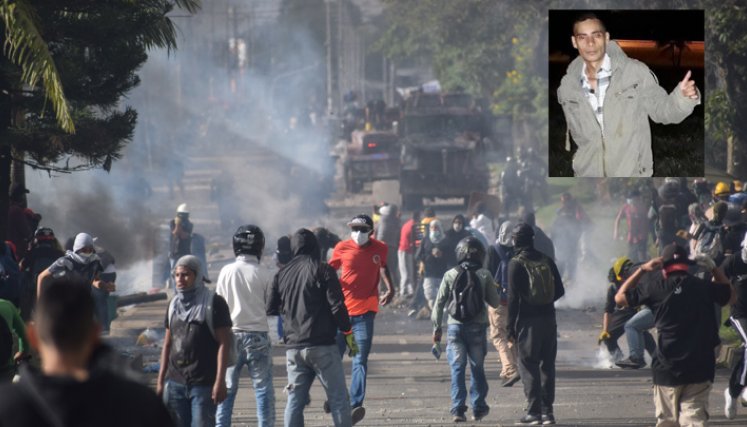 De acuerdo con la versión de otros manifestantes, Sebastián Quintero falleció luego que una granada aturdidora impactara su cuello. Gravemente herido, fue llevado a un centro asistencial del sur de la ciudad, pero ya no registraba signos vitales. 