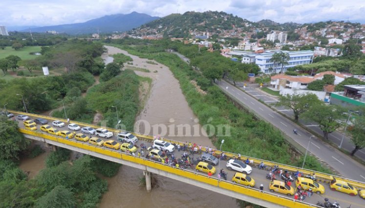 El puente de la Avenida Cero estuvo cerrado por las protestas./Foto: Juan Pablo Cohen