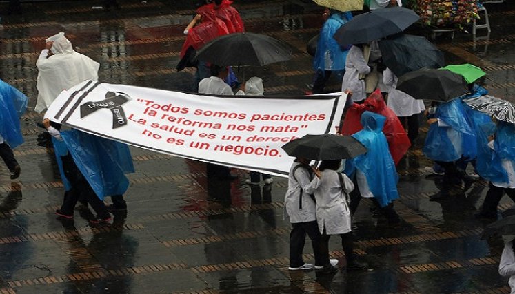 Futuros especialistas insisten en su lucha por enterrar la reforma a la salud, aunque saben que pierden opciones laborales./Foto: Colprensa/Germán Enciso.