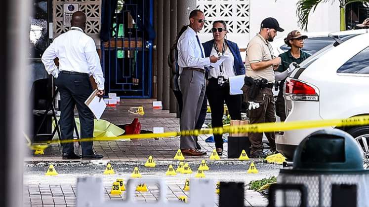 Dos personas murieron y al menos 20 resultaron heridas, cuando tres tiradores dispararon indiscriminadamente contra una multitud afuera de un concierto en Miami, Florida. / Foto: AFP