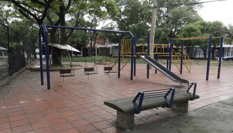 A falta de iglesia, los escenarios deportivos de este barrio han sido transformados por la misma comunidad a través delos años, mediante bazares y actividades grupales. / Fotos José Estévez / La Opinión.