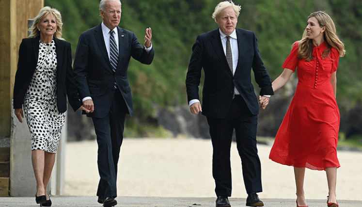 El primer ministro británico Boris Johnson y su esposa Carrie, caminan junto al presidente estadounidense Joe Biden y su esposa Jill Biden, antes de la reunión bilateral en Carbis Bay. / Foto AFP