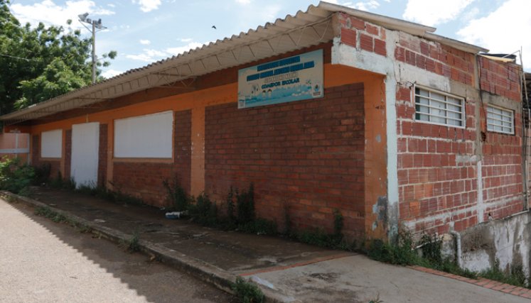 La escuela presta servicio de comedor infantil a los niños del barrio. 