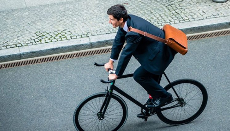 Pedalear por la ruta, en contacto con la naturaleza, libera el estrés.