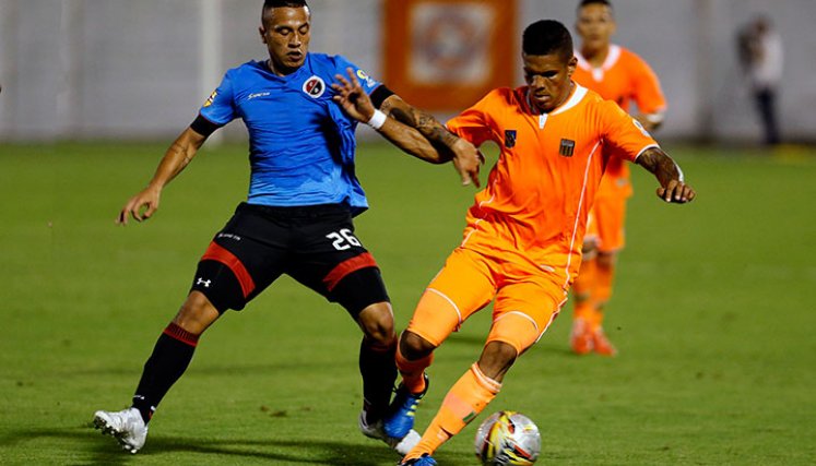 Ante Envigado, Cúcuta Deportivo vistió con una camisa azul, nunca antes utilizada. 