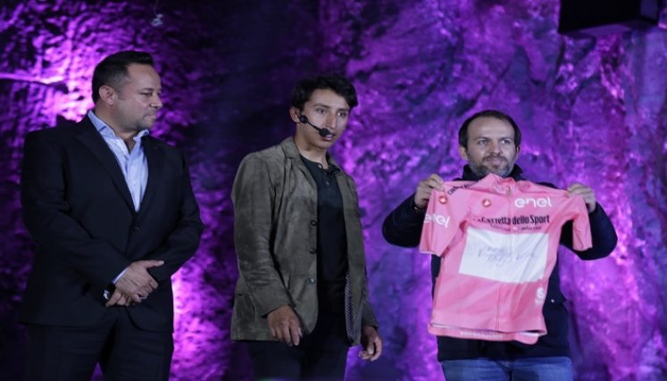 En medio del homenaje el ministro del Deporte, Ernesto Lucena, recibió por parte de Egan la ‘maglia rosa’./Foto: colprensa