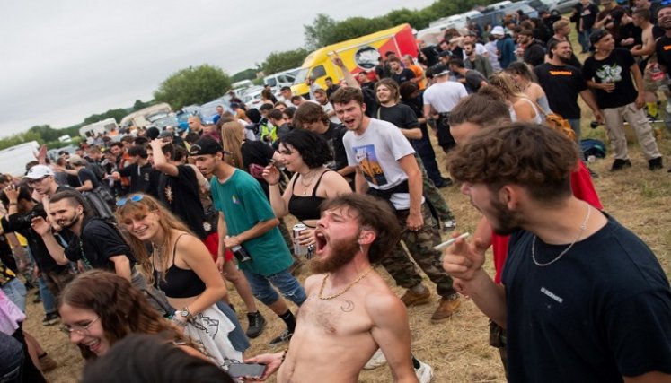 La fiesta se organizó a pesar del toque de queda vigente a partir de las 11 de la noche, el cual será levantado el domingo debido a la disminución de los casos de coronavirus en Francia./Foto: AFP