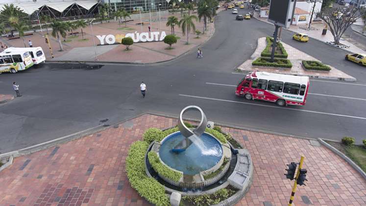 Fuente de la paz, sobre la avenida diagonal Santander.