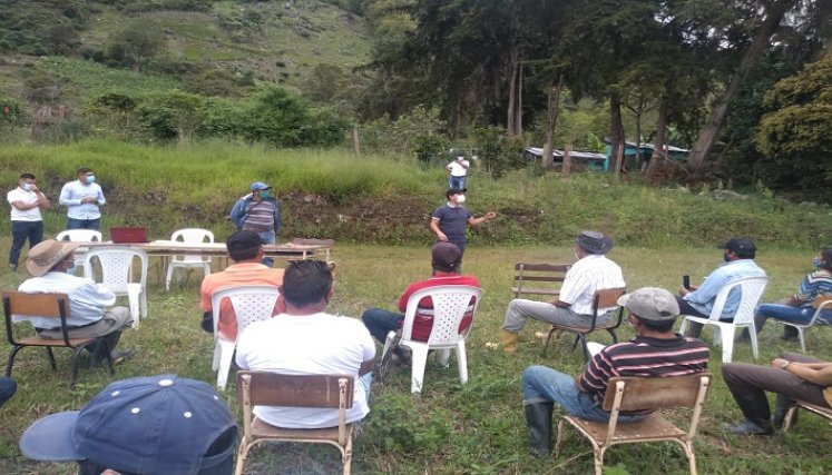 Los campesinos se encuentran satisfechos por el arreglo de las vías. / Cortesía/ La Opinión 